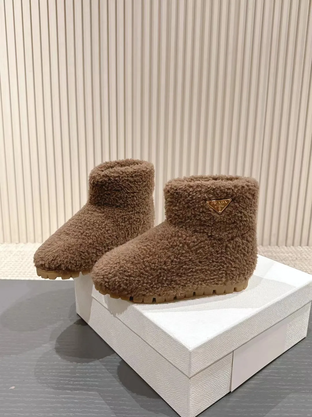 👟👟Ex-factory price 560👟👟 Prada*Prada 2024ss new autumn and winter straight snow boots wool short boots. The fashionable and elegant design presents a classic silhouette. No matter what the situation is, the home court belongs only to you!  Fabric: Customized wool Lining: Customized wool Hardware: Original hardware 1:1 molding Outsole: Original molded raw rubber outsole Code number: 35-40 (customized 40 pieces are not returnable)